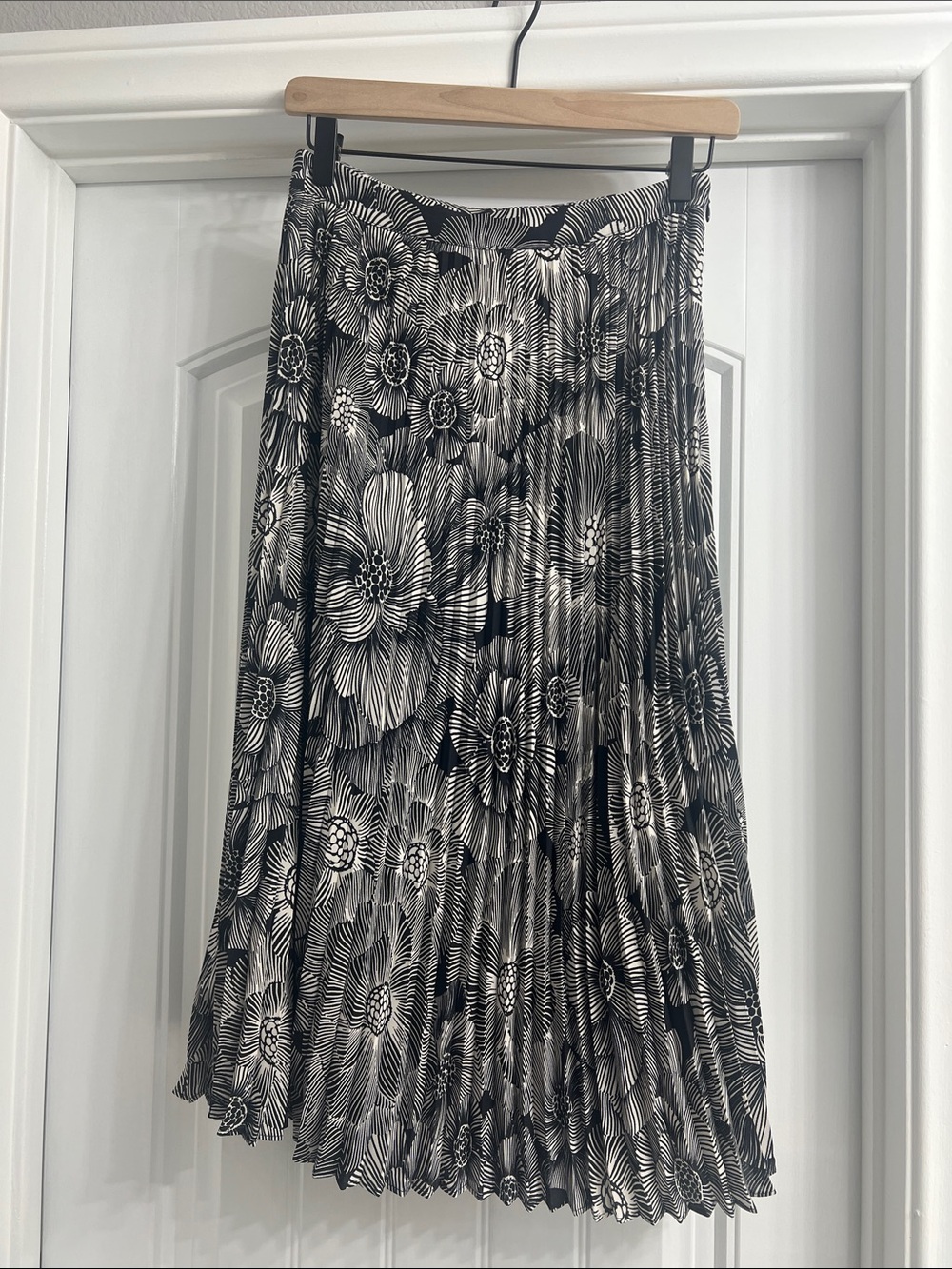 Express Black & White Pleated Floral Midi Skirt